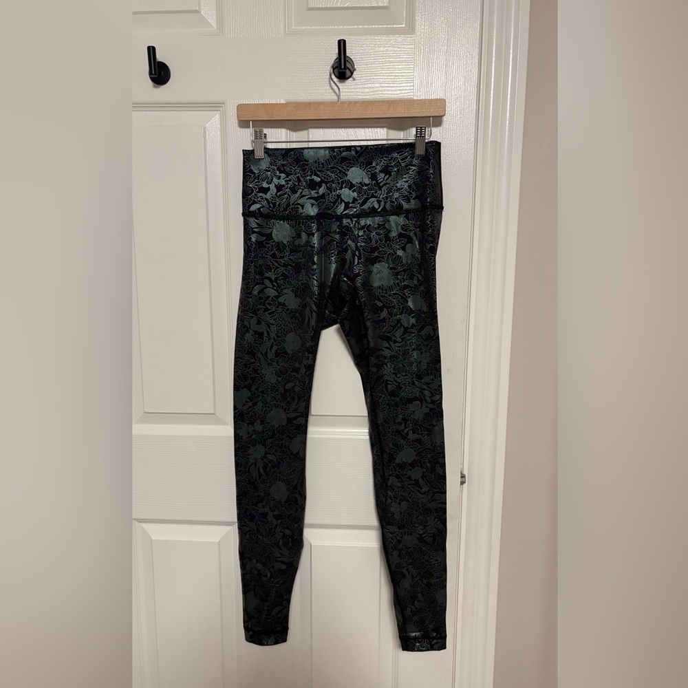 NWOT Lululemon Metallic Floral Teal and Black 28” Luxtreme Wunder Unders Size 8